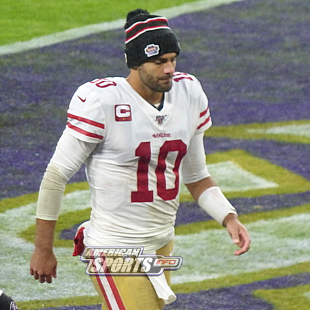 Jimmy Garoppolo Quarterback der 49ers verlässt enttäuscht den Rasen des M&T Bank Stadium